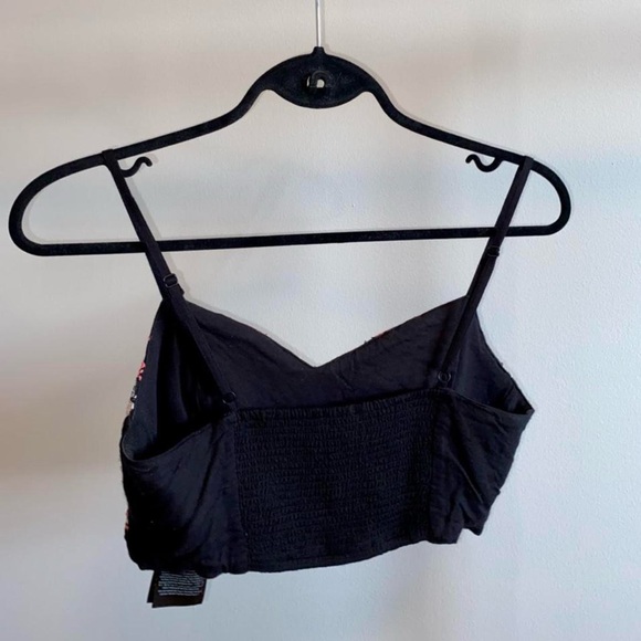 GUESS Embroidered Crop Top
#guesscroptop #guess - Picture 2 of 3